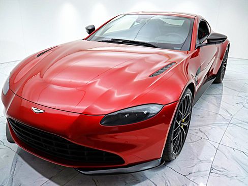 Used 2023 Aston Martin V8 Vantage Coupe RWD image 16