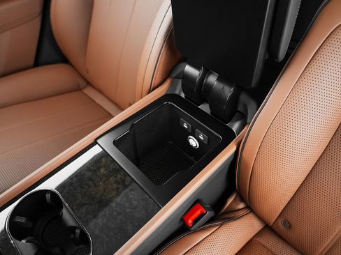 Used 2023 Bentley Bentayga Extended Wheelbase AWD/4WD image 31