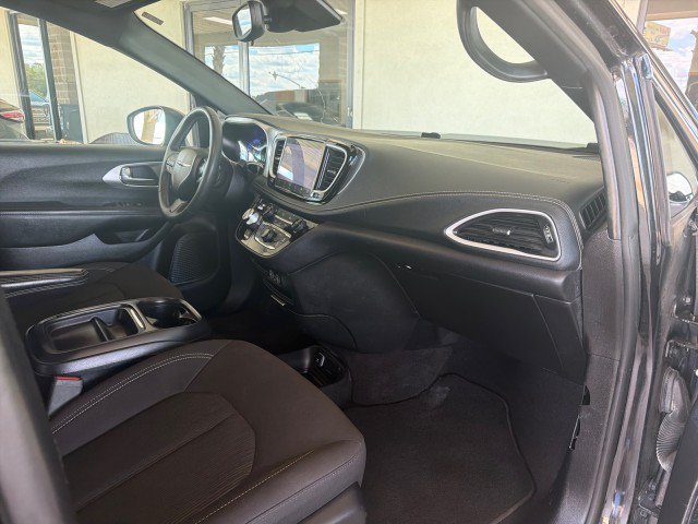 Used 2023 Chrysler Pacifica Touring FWD image 23