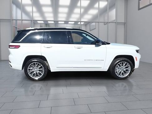 Used 2022 Jeep Grand Cherokee Summit AWD/4WD image 9