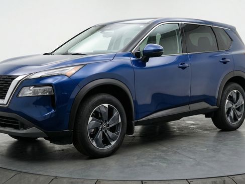 Used 2025 Nissan Rogue SV image 3