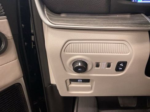 Used 2024 Jeep Wagoneer Series III w/ Premium Group I AWD/4WD image 20