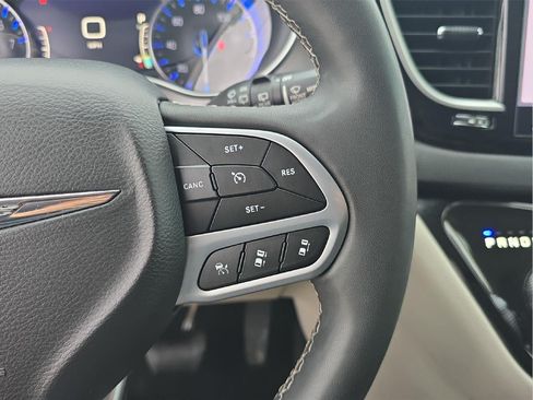 Used 2023 Chrysler Pacifica Touring-L FWD image 14