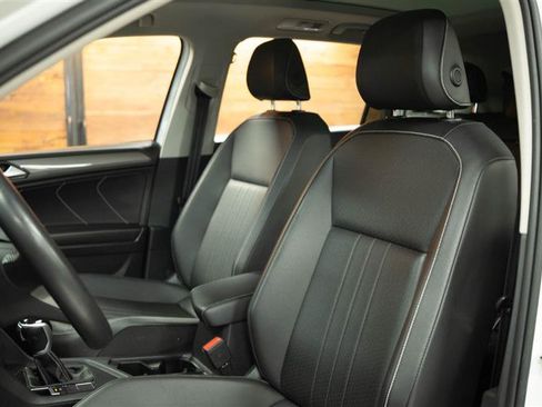 Used 2022 Volkswagen Tiguan SE w/ Panoramic Sunroof Package image 10