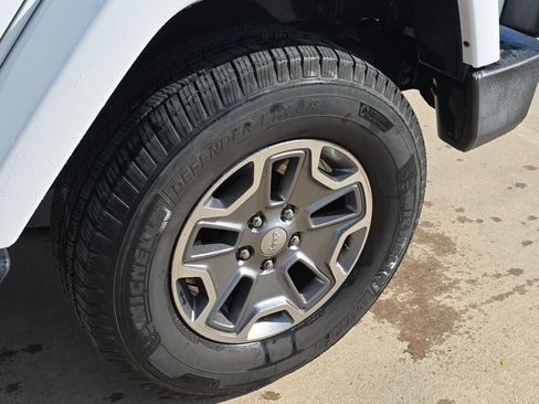 Used 2017 Jeep Wrangler Unlimited Rubicon w/ Connectivity Group image 10