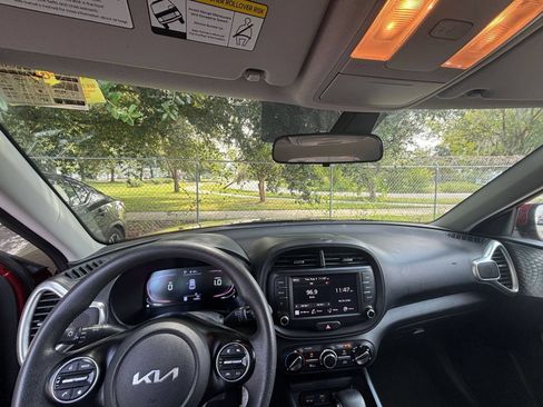Used 2025 Kia Soul LX w/ LX Technology Package FWD image 31