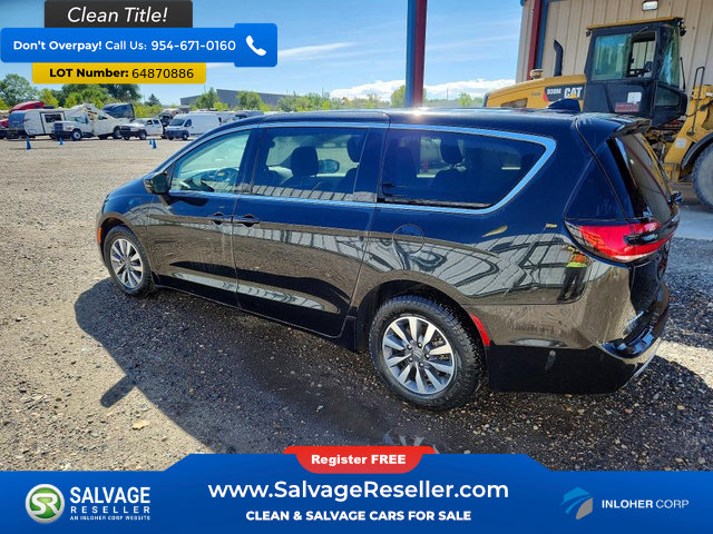 Used 2023 Chrysler Pacifica Touring-L FWD image 3