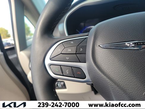 Used 2024 Chrysler Pacifica Touring-L FWD image 31