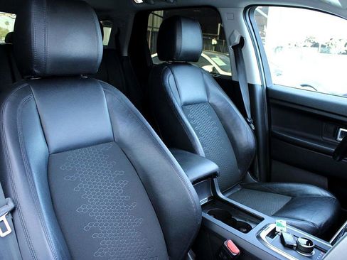 Used 2017 Land Rover Discovery Sport SE image 21