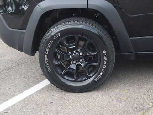 Used 2021 Jeep Cherokee Trailhawk w/ Technology Group AWD/4WD image 26