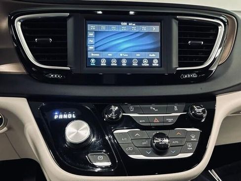 Used 2018 Chrysler Pacifica Touring Plus FWD image 9