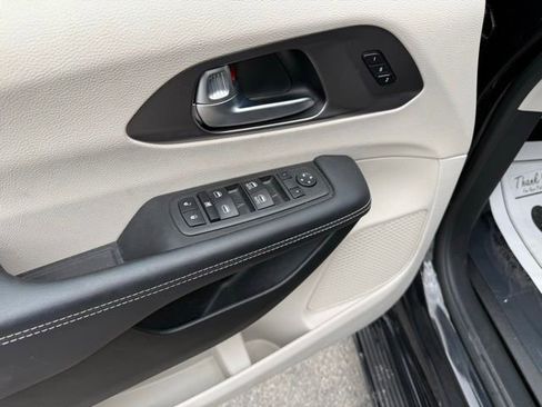 Used 2023 Chrysler Pacifica Touring-L FWD image 5