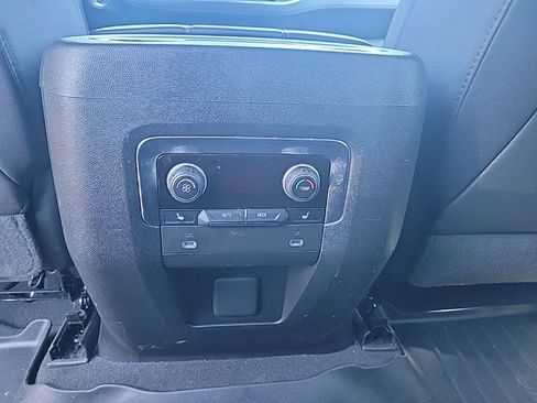 Used 2022 Chevrolet Suburban Z71 w/ Luxury Package image 20