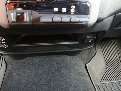 Used 2024 RAM 3500 Tradesman w/ Chrome Appearance Group image 51