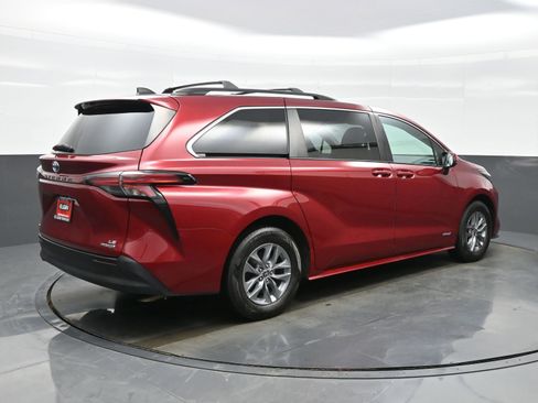 Used 2021 Toyota Sienna LE image 6