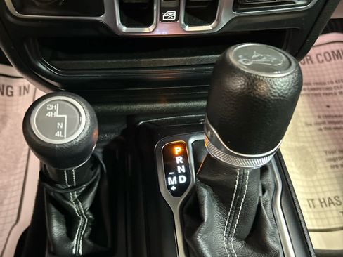 Used 2019 Jeep Wrangler Unlimited Sahara AWD/4WD image 6