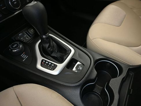 Used 2018 Jeep Cherokee Latitude w/ Cold Weather Group AWD/4WD image 23