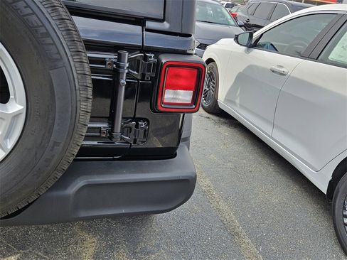 Used 2020 Jeep Wrangler Sport image 16