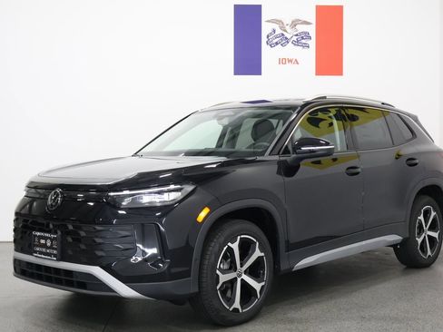 New 2025 Volkswagen Tiguan SE image 8