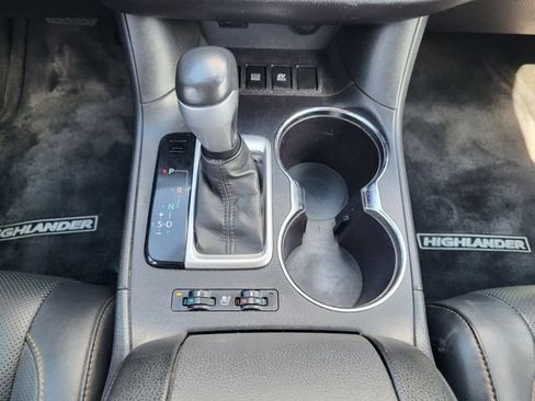 Used 2015 Toyota Highlander Limited w/ Driver Technology Package AWD/4WD image 19