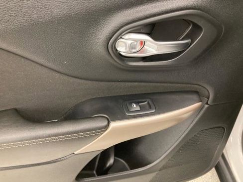 Used 2017 Jeep Cherokee Latitude w/ Cold Weather Group image 38