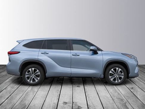 Used 2023 Toyota Highlander XLE FWD image 4