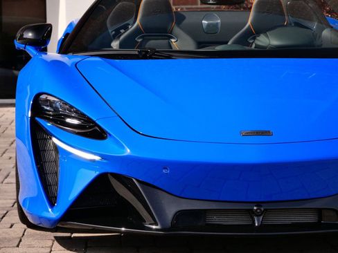 Used 2025 McLaren Artura Spider image 6