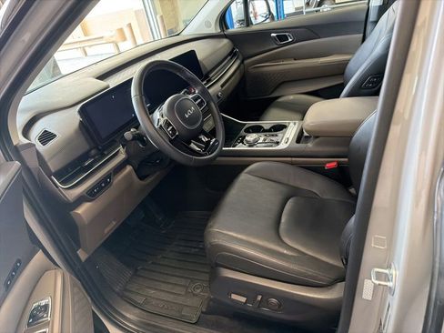 Used 2025 Kia Carnival SX FWD image 3