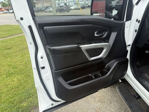 Used 2019 Nissan Titan SV w/ SV Convenience Package image 7