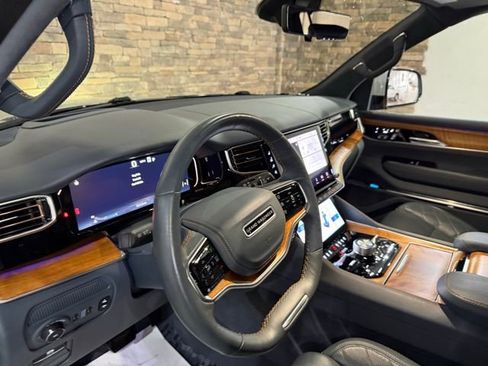 Used 2022 Jeep Grand Wagoneer Series III AWD/4WD image 29