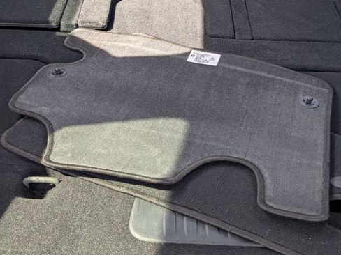 Used 2025 Chrysler Pacifica Select image 32