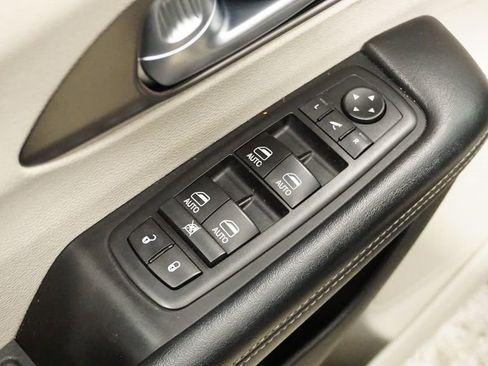 Certified 2018 Chrysler Pacifica Limited image 24