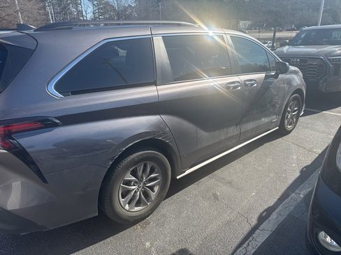 Used 2021 Toyota Sienna XLE image 8