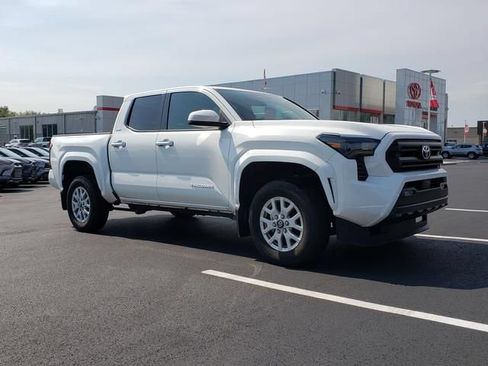 Used 2025 Toyota Tacoma SR5 AWD/4WD image 3