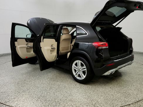 Used 2023 Mercedes-Benz GLA 250 4MATIC w/ Premium Package image 11