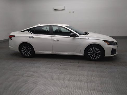 Used 2025 Nissan Altima 2.5 SV FWD image 11