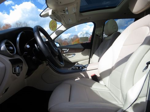 Used 2019 Mercedes-Benz GLC 300 4MATIC image 11