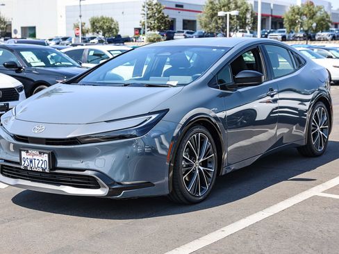 Used 2024 Toyota Prius XLE FWD image 20