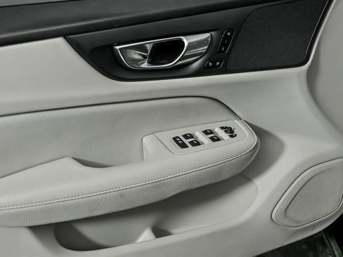 Used 2021 Volvo S60 T6 Momentum w/ Premium Package image 15