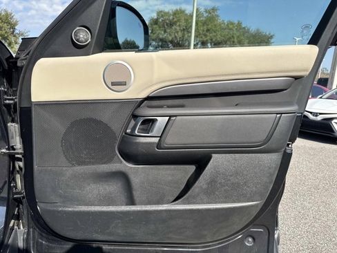 Used 2019 Land Rover Discovery HSE image 15