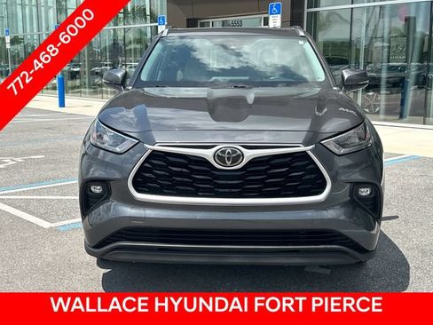 Used 2020 Toyota Highlander XLE FWD image 3