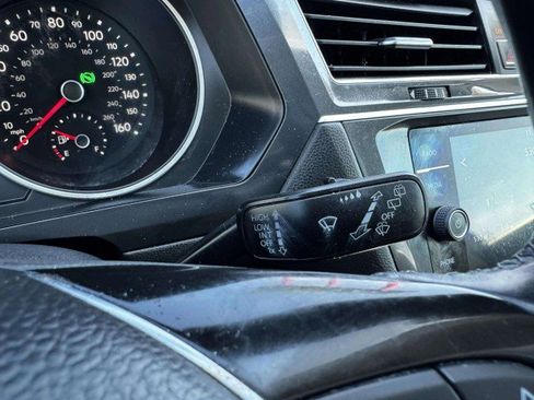 Used 2018 Volkswagen Tiguan SE w/ Panoramic Sunroof Package image 23