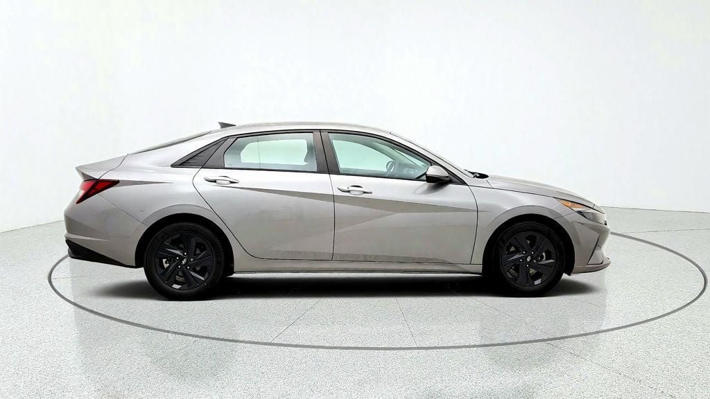 Used 2021 Hyundai Elantra SEL w/ Convenience Package FWD image 4