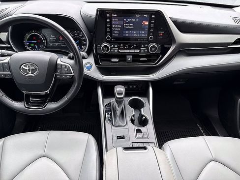 Used 2020 Toyota Highlander XLE AWD/4WD image 18
