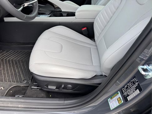 Certified 2025 Hyundai Elantra Limited FWD image 7