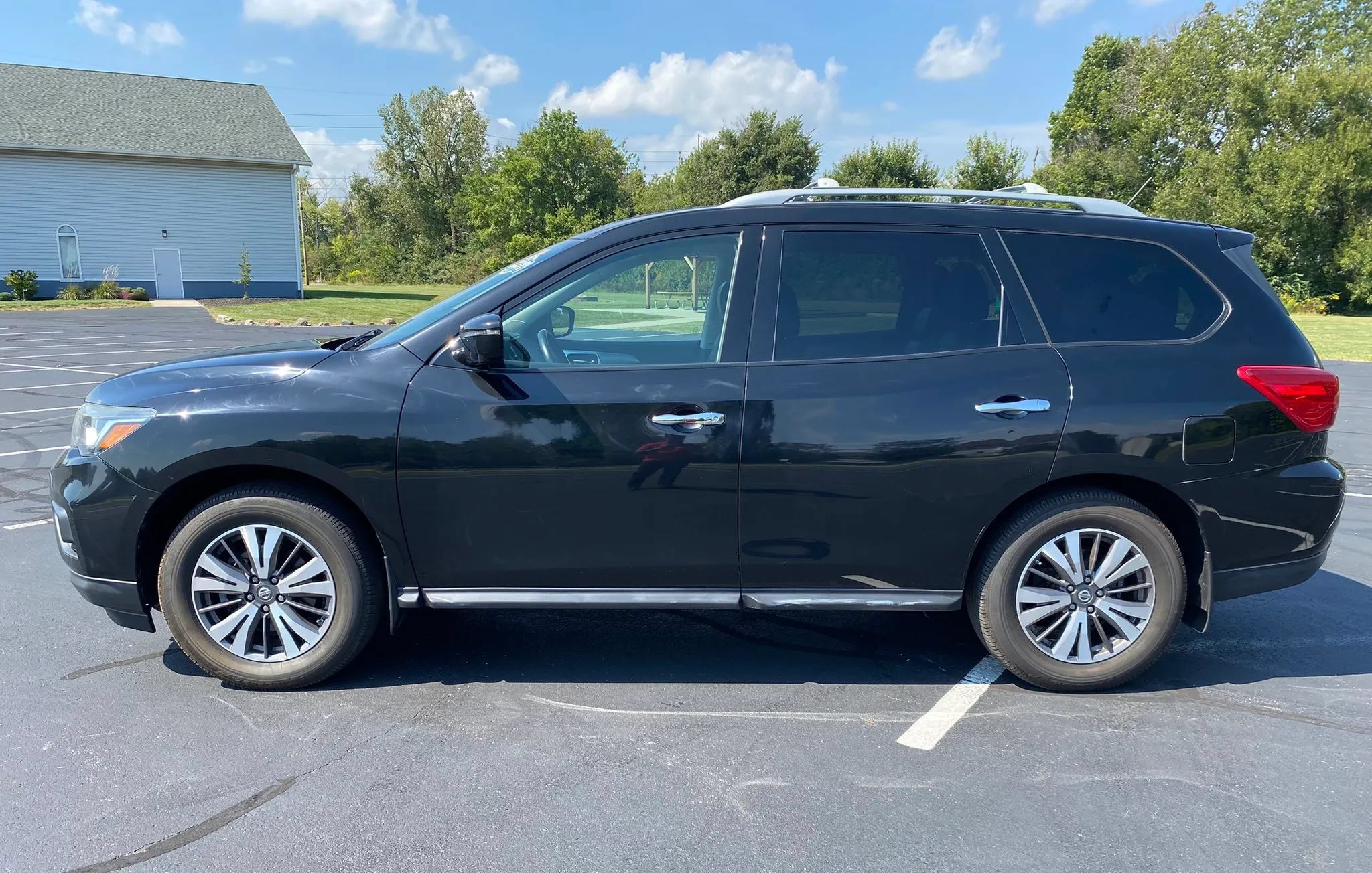 Used 2017 Nissan Pathfinder SL w/ SL Tech Package AWD/4WD image 3
