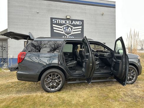 Used 2025 Ford Expedition Platinum w/ Stealth Appearance Package image 31