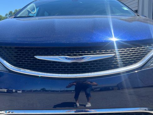 Used 2018 Chrysler Pacifica Touring-L FWD image 11