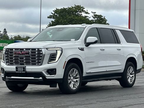 Used 2025 GMC Yukon XL Denali AWD/4WD image 8