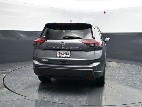 Used 2025 Nissan Rogue SV image 8